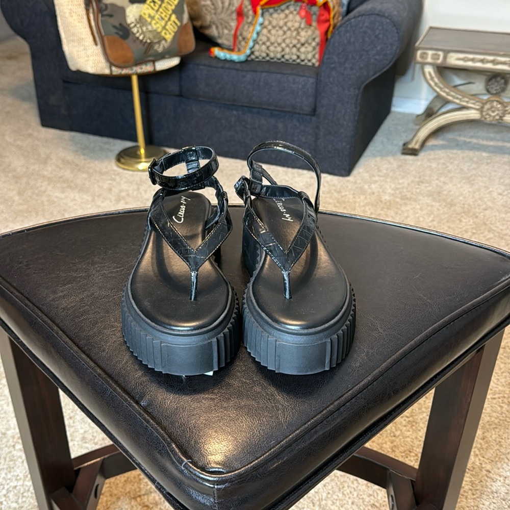 Curious.Ny sandal